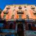 La facciata rosso pompeiano, la cui brillantezza  oggi attenuata da una patina di smog, mantiene ancora il suo fascino...